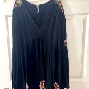 BLACK FREE PEOPLE DRESS WITH FLOWER DETAILING
